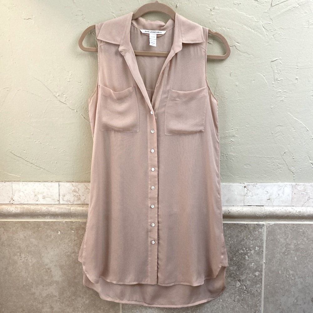 Diane Von Furstenberg 100% Silk Sleeveless Pink Button Down Blouse Size 2